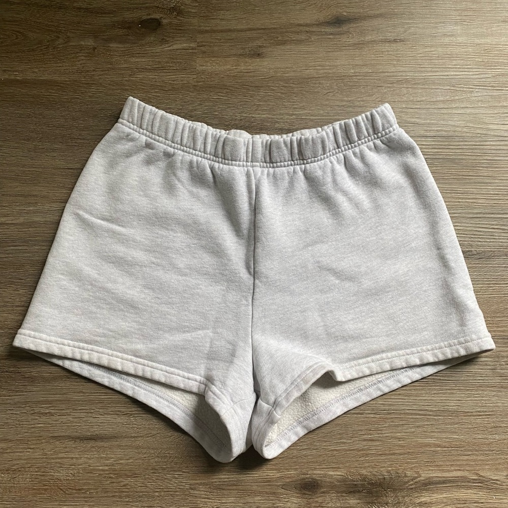 Aritzia TNA cozy fleece perfect sweatshort in heather cloud white, size small